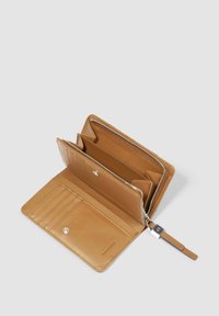 Tan leren portemonnee met een gladde textuur, meerdere kaartsleuven, twee ritscompartimenten en een afneembare polsriem.