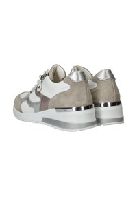 Wildleder- und Ledersneaker mit grauen, weißen und silbernen Akzenten; verfügen über eine klobige weiße Sohle und metallische Fersendetails.