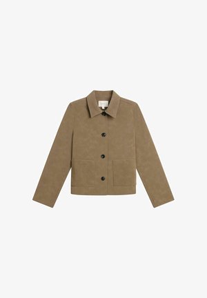 Brązowa kurtka na guziki z długimi rękawami, kołnierzem i dwoma naszywanymi kieszeniami z przodu, prezentowana na białym tle.