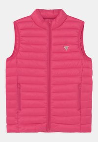 Gilet imbottito rosa con colletto alto, zip frontale e due tasche laterali. Presenta un piccolo logo sulla parte superiore sinistra. Texture liscia.