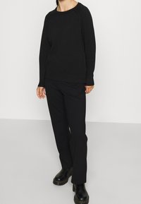 ONLY Petite Stickad tröja - black