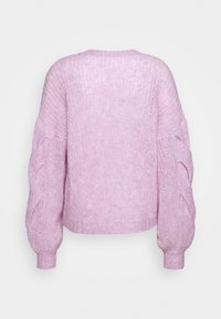 Maglione lavorato a maglia color lavanda con maniche a sbuffo e dettagli a trecce. Presenta una finitura testurizzata accogliente e polsini a coste all'orlo.