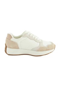Zapatilla blanca con acentos de ante en beige claro. Presenta una puntera redondeada, suela blanca gruesa y detalle texturizado en el talón. Diseño de parte delantera con cordones.
