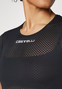 Svart mesh sykkeltrøye med rund hals, strukturert stoff og hvit "Castelli" logo på brystområdet.
