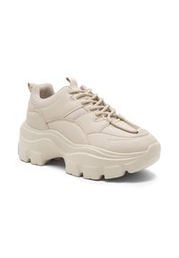 Beżowe, masywne sneakersy wykonane z teksturowanej skóry z grubą gumową podeszwą, z zapięciem na sznurowadła i wyściółką dla komfortu.