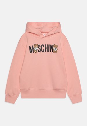 Różowa bluza z kapturem wykonana z miękkiej bawełny, z kieszenią kangurką. Grafika przedstawiająca dwa niedźwiedzie oraz słowo "MOSCHINO" napisane czarnymi literami.
