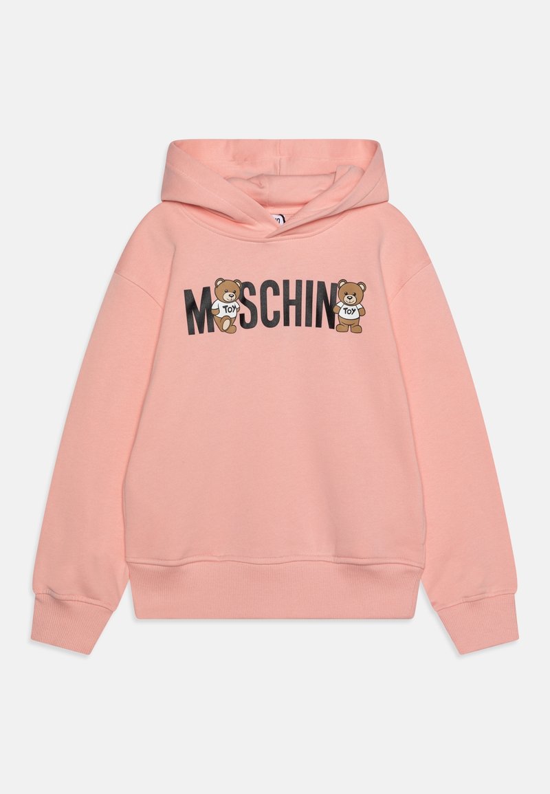 Un hoodie rose en coton doux, doté d'une poche kangourou. Imprimé graphique avec deux ours et le mot "MOSCHINO" en lettres noires.