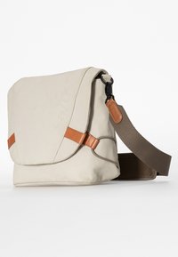 Beige Stoff-Umhängetasche mit braunen Lederakzenten, verstellbarem braunen Riemen und Klappenverschluss. Glatte Textur mit minimalistischer Gestaltung.
