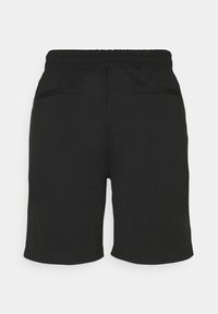 Čierne elastické šortky s dvoma zadnými našitými vreckami na jednofarebnom pozadí.