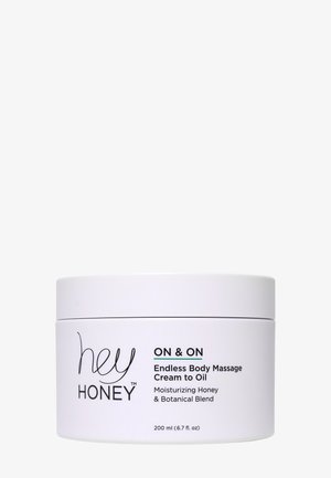 Hey Honey Skincare ON AND ON CREAM TO OIL BODY MASSAGE - Huiles et scintillants pour le corps