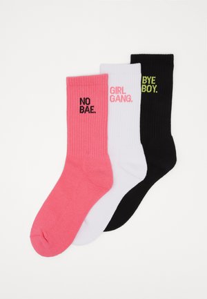 Drei Paare gerippten Baumwollsocken in Pink, Weiß und Schwarz, mit verziertem Text: "NO BAE," "GIRL GANG," und "BYE BOY" in kontrastierenden Farben.