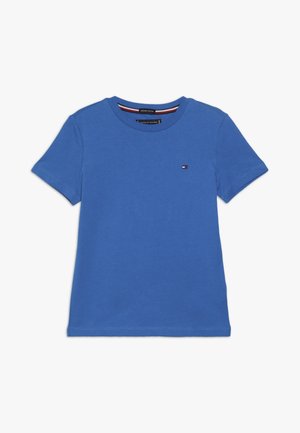 Camiseta azul de algodón de manga corta con un pequeño logo de Tommy Hilfiger en el pecho y un cuello redondo.