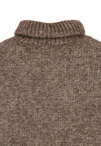 Maglione a collo alto marrone in lana lavorata a maglia, con primo piano del collo a coste e tessuto lavorato a maglia testurizzato.