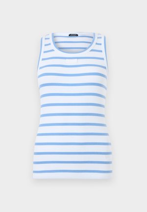 Fehér, ujjatlan, bordázott trikó világoskék vízszintes csíkokkal és kerek nyakkivágással, egyszínű háttér előtt bemutatva.