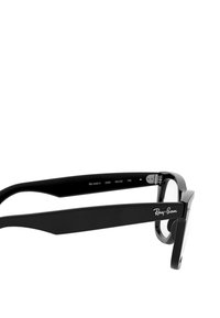 Occhiali Ray-Ban neri presentano una montatura rettangolare con una finitura lucida, dettagli del modello incisi sulla asta e un logo prominente.