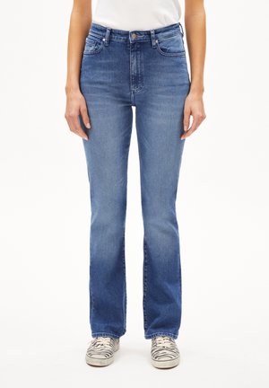 Blauwe spijkerbroek met een hoge taille, met een klassieke vijf-pocketstijl en subtiele slijtplekken aan de voorkant. Katoenen stof.