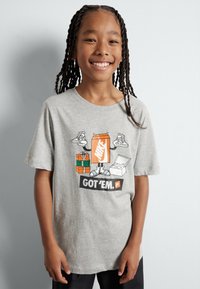 Nike Sportswear TEE BOXY GOT EM UNISEX - Marškinėliai su spaudiniu - dark grey heather