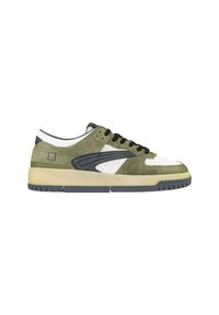 Sneaker verde e bianco con un mix di suede e tessuto, punta tonda, lacci neri e suola testurizzata con dettagli di branding.