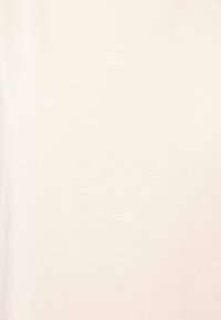 Tessuto beige chiaro con una consistenza liscia e opaca, caratterizzato da un colore uniforme e un design minimalista, adatto per diverse applicazioni di abbigliamento.