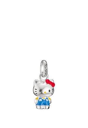 Breloque Hello Kitty en argent avec salopette bleue, chemise jaune et nœud rouge sur l'oreille gauche, attachée à une petite boucle ronde.
