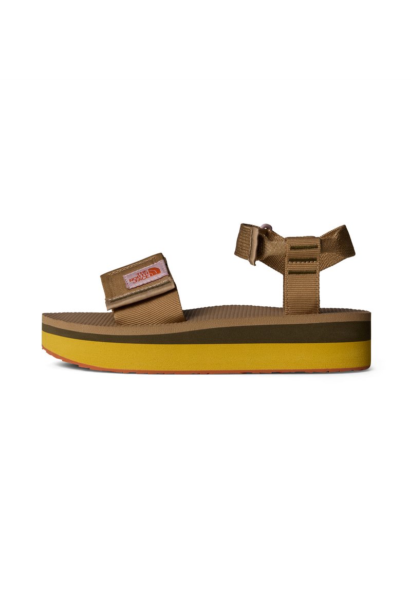 Ruskea alustan sandaali säädettävillä kangasremmeillä, kumipohjalla ja kelta-vihreä-oranssilla kerroksella välipohjassa. Sisältää brändilogon.