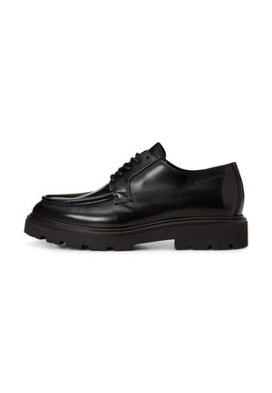 Chaussure noire en cuir poli à lacets avec semelle en caoutchouc épaisse et design moc toe, vue de côté sur fond blanc.