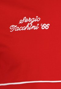 Rood T-shirt met witte geborduurde tekst "Sergio Tacchini '66." Het heeft een gladde katoenen stof en witte bies langs de zoom.