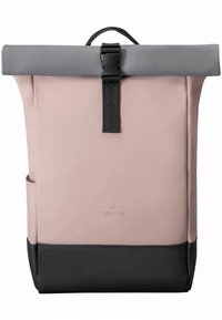 Batoh s rolovacím uzávěrem v růžové a šedé barvě, vyrobený z odolného voděodolného materiálu. Má černé dno, nastavitelný popruh a boční kapsu.