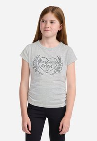 T-shirt grigio chiaro a maniche corte realizzato in tessuto morbido, con logo a forma di cuore stampato e dettagli in alloro, accompagnato dal testo "Abercrombie & Fitch".