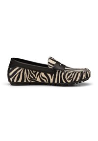 Mocassino slip-on con stampa zebracromatica in bianco e nero, rifiniture nere e suola in gomma, mostrato di profilo su sfondo bianco.
