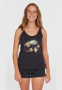 Zwarte tanktop met een bloemenpatroon van roze en gele bloemen en palmbladeren. Gemaakt van zachte stof, met een ronde hals.