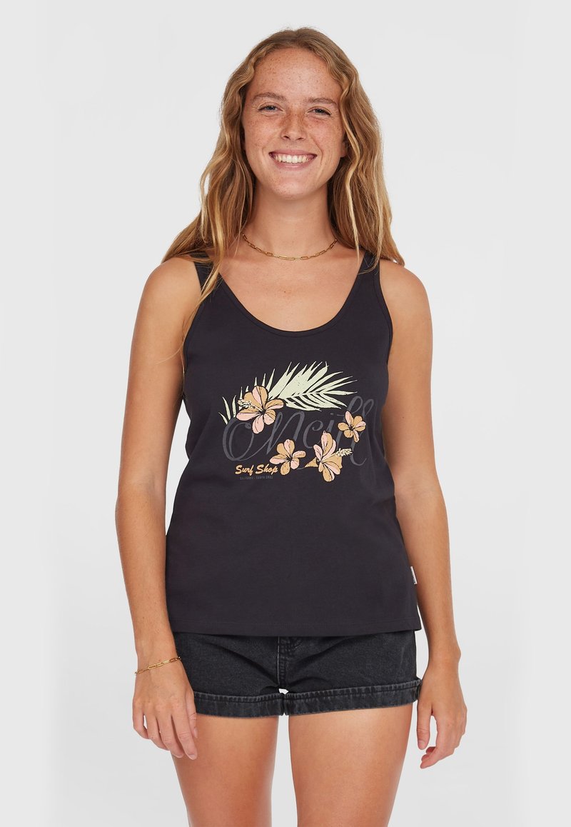 Zwarte tanktop met een bloemenpatroon van roze en gele bloemen en palmbladeren. Gemaakt van zachte stof, met een ronde hals.