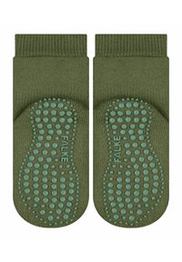 Skarpetki bawełniane w oliwkowym kolorze z teksturowanymi gumowymi uchwytami na podeszwach, ściągaczem prążkowanym oraz nazwą marki "FALKE" wkomponowaną w design.