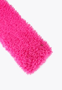 Tissu duveteux rose vif avec une texture épaisse et bouclée, présenté en diagonale sur un fond blanc.