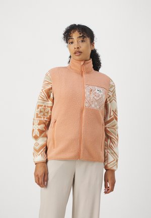 Fleece-Weste in Pfirsich, mit gemusterten Ärmeln in Creme und Rost, einem Reißverschluss vorne und einer Brusttasche mit geometrischem Design.