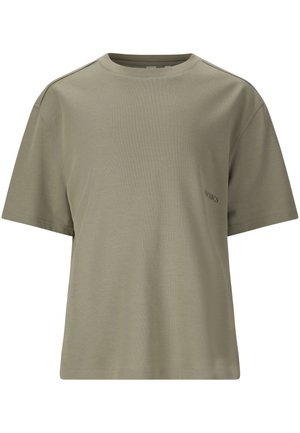 Effen olijfgroen T-shirt met korte mouwen en een ronde hals, voorzien van subtiele kleine zwarte tekst aan de linkerborst.
