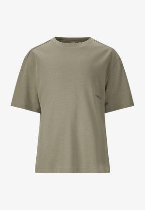 Effen olijfgroen T-shirt met korte mouwen en een ronde hals, voorzien van subtiele kleine zwarte tekst aan de linkerborst.