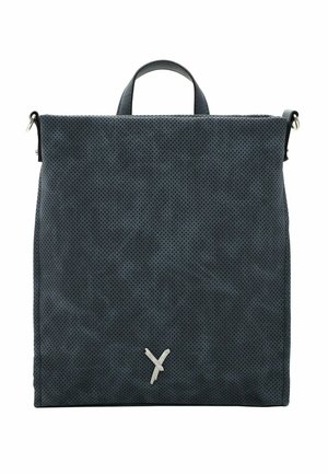 Bolso tote de cuero perforado gris oscuro con asa corta y pequeño logo metálico cerca del centro inferior sobre fondo blanco.
