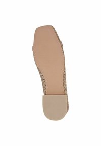 Zapato de tacón beige con parte superior de tejido texturizado, suela nude lisa y tacón bajo. Presenta detalle de tira lateral.
