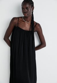Gina Tricot FLOWY DRESS - Maksi suknelė - black