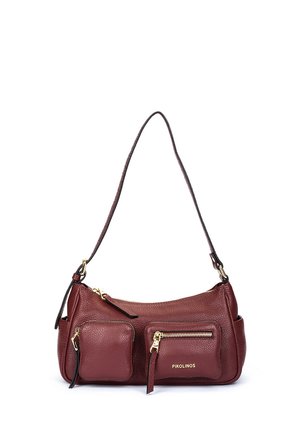 Sac d'épaule en cuir texturé marron avec deux poches zippées à l'avant, ferrures dorées et sangle ajustable. Nom de la marque "Pikolinos" sur le devant.
