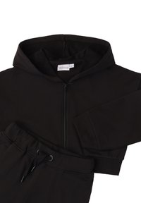 Conjunto de dos piezas negro que incluye una sudadera con cremallera completa y pantalones con cintura elástica ajustable. Textura de tela suave.