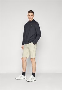 Oakley TERRAIN SHORT - Sport rövidnadrágok - silver sage/white