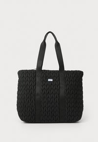 Borsa a tote nera intrecciata con esterno testurizzato, due manici in stoffa robusti e un piccolo tag del marchio sul davanti. Caratterizzata da un design spazioso.