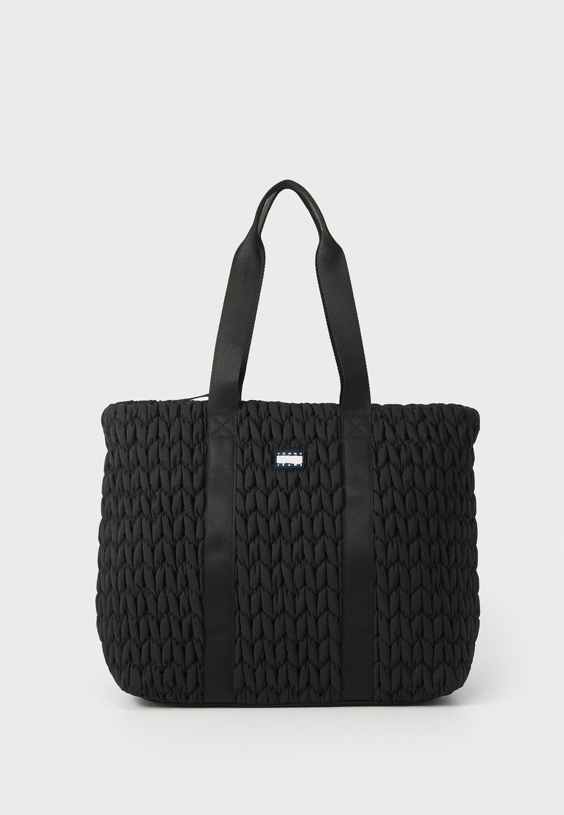 Borsa a tote nera intrecciata con esterno testurizzato, due manici in stoffa robusti e un piccolo tag del marchio sul davanti. Caratterizzata da un design spazioso.