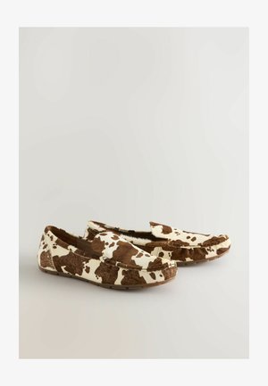 Dámske loafer topánky s kravským vzorom, vyrobené z mäkkého materiálu s hnedobielym vzorom, so štýlom na obúvanie a plochou gumovou podrážkou.