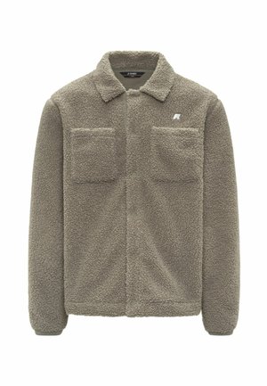 Giacca in pile grigio chiaro-marrone, con colletto, due tasche sul petto e logo discreto sul lato sinistro. Texture morbida.