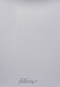 Tissu blanc à la texture lisse présentant un logo imprimé en gris. Le design est simple et minimaliste, sans motifs supplémentaires.