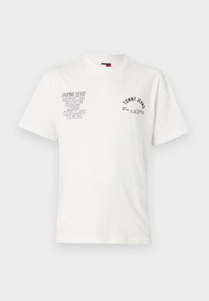 Bela bombažna majica s kratkimi rokavi. Na levi strani prsi je grafični napis: "TOMMY JEANS" ter imena mest v črnem vezenju.