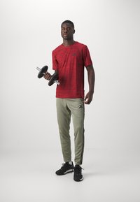 adidas Performance STRETCH - Sportska majica - better scarlet/black